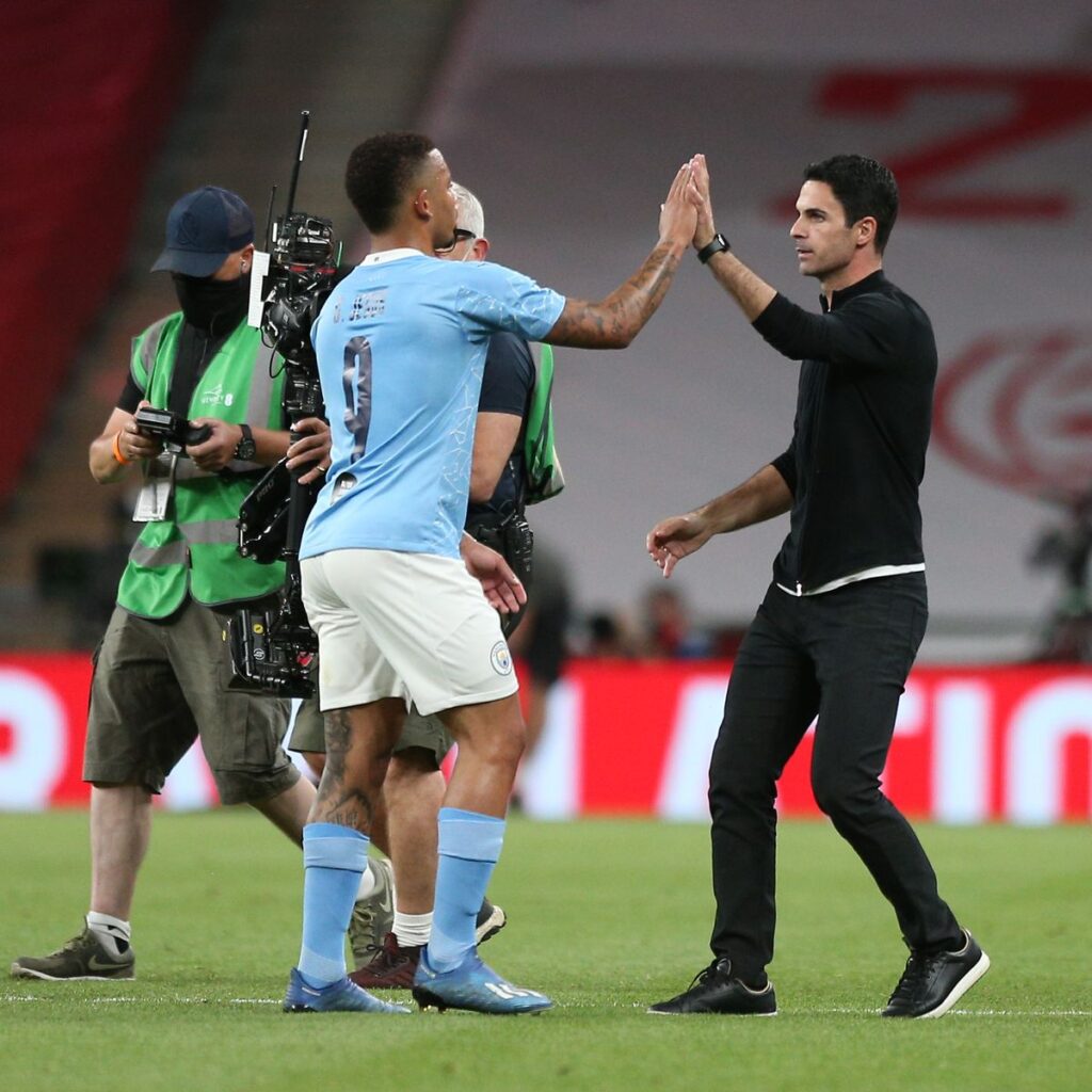 Gabriel Jesus mit Mikel Arteta nach dem Spiel von Arsenal und Manchester City.